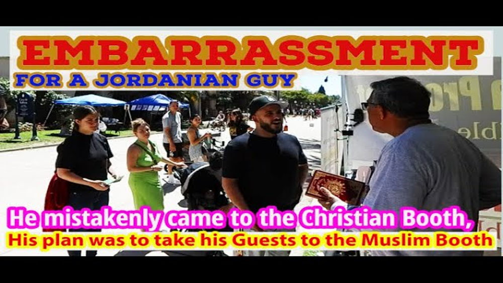 Embarrassment for a Jordanian guy He mistakenly came to the Christian Booth; his plan was to take his guests to the Muslim Booth/BALBOA PARK